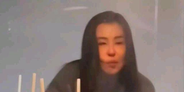 王祖贤|55岁王祖贤被直击素颜用餐画面，网友：美人迟暮，终究是老了