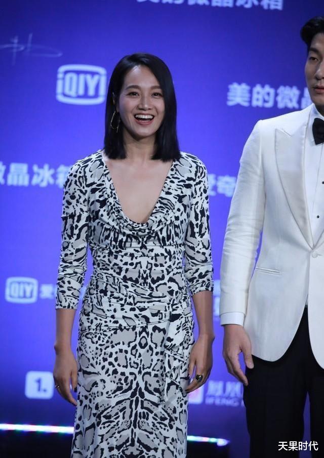 朱丹豹纹裙大翻车,紧身拖地款优雅却显老气,眼部皱纹暴露年龄