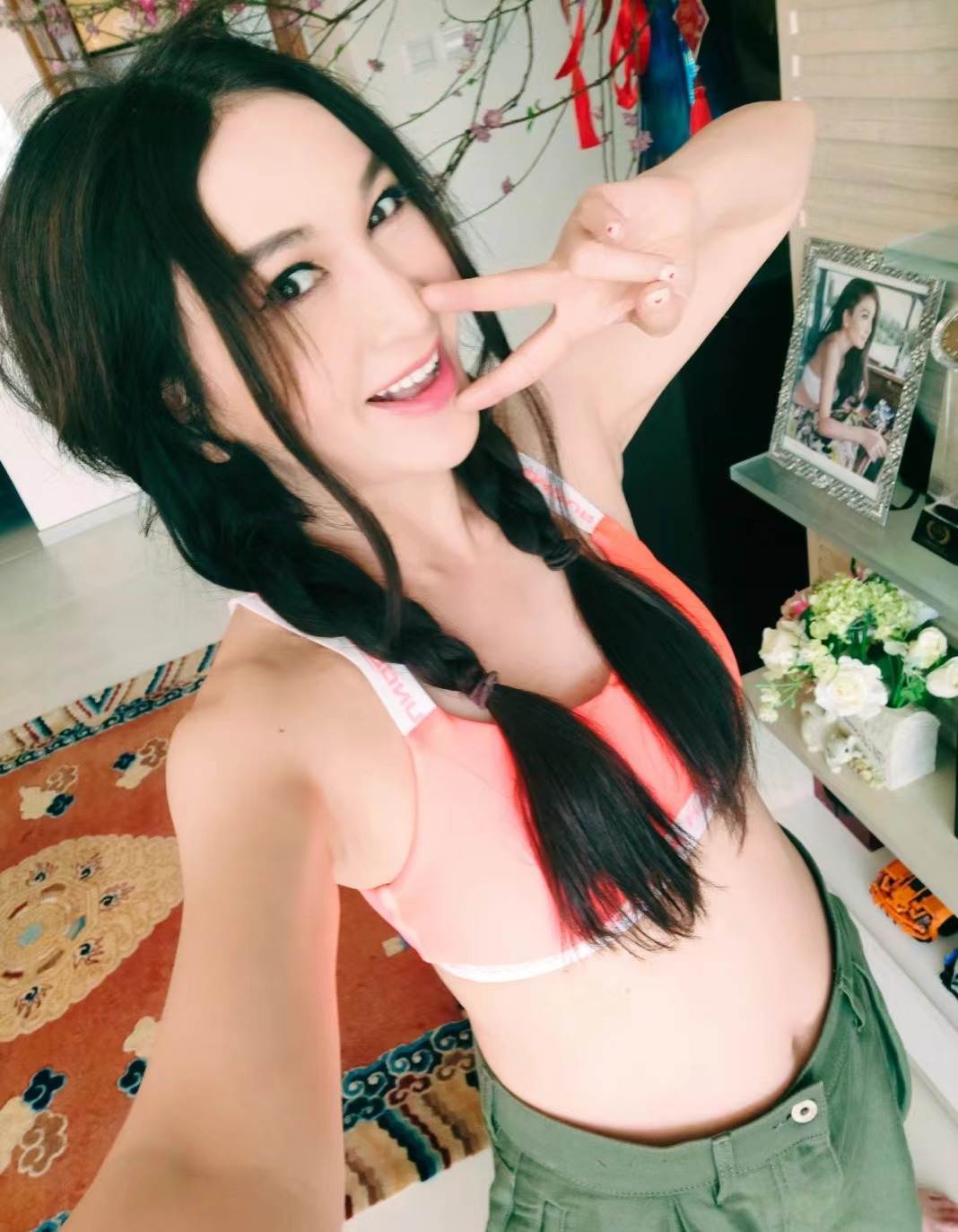 温碧霞|温碧霞秀高难度瑜伽,穿小背心秀婀娜身姿,与老公好似两代人