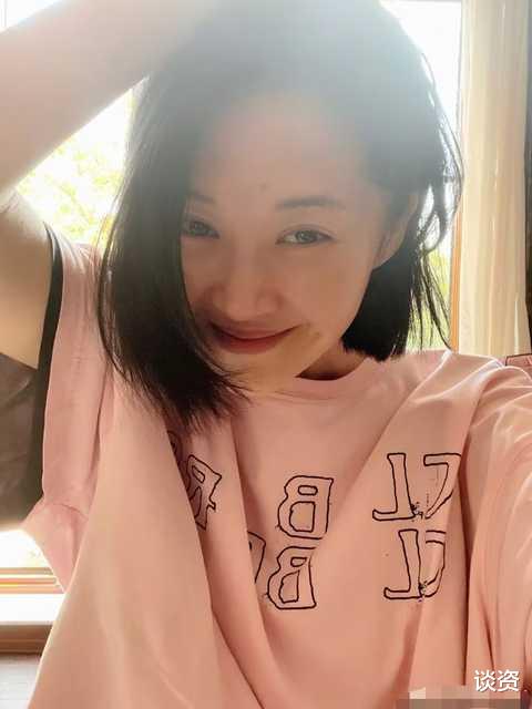 许晴|许晴近照曝光，穿粉色长裙53岁活似少女，网友：求冻龄小秘诀