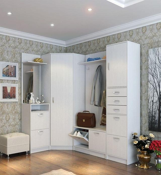 无玄关户型,贴着拐角墙装组合柜,原地多出衣帽间+换鞋凳,实用