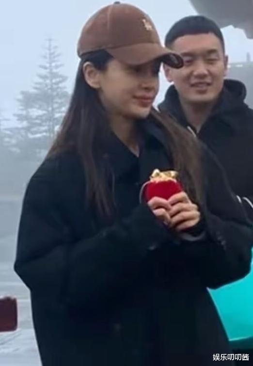 明星素颜|Angelbaby素颜近照曝光，菲佣保镖开道引热议，网友：没眼看