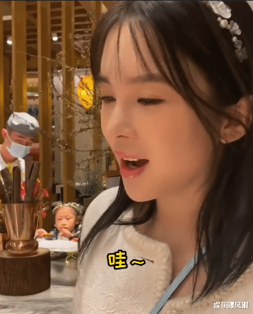 赵樱子|毁三观！31岁女星当众撩男厨师，要求对方喂肉，却自称被占便宜了