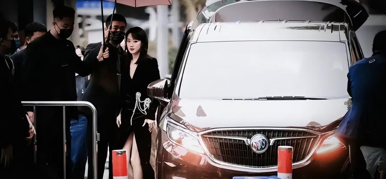 刘德华卖掉所有豪车后，留下了一辆“保姆车”，明星为何钟爱它？