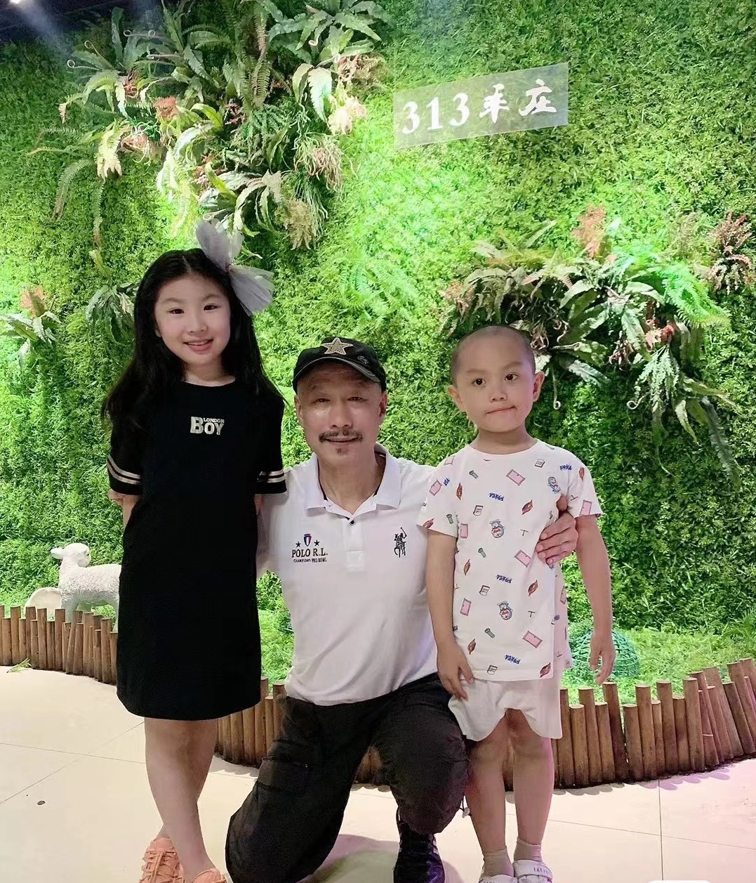 陈佩斯|老戏骨聚会！张晨光自行车赴约接地气，陈佩斯穿几十元平价上衣