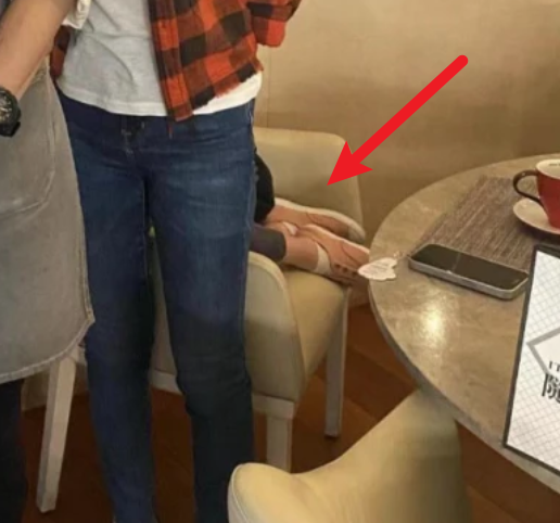 霍建华|林心如全家外出就餐，42岁霍建华憔悴不如服务员，小海豚身高优越