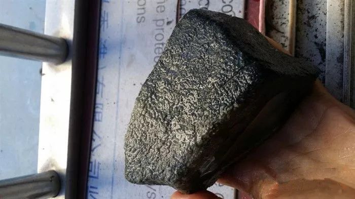 翡翠|缅甸富商18万入手的翡翠原石，竟开出一潭死水，甚是罕见！