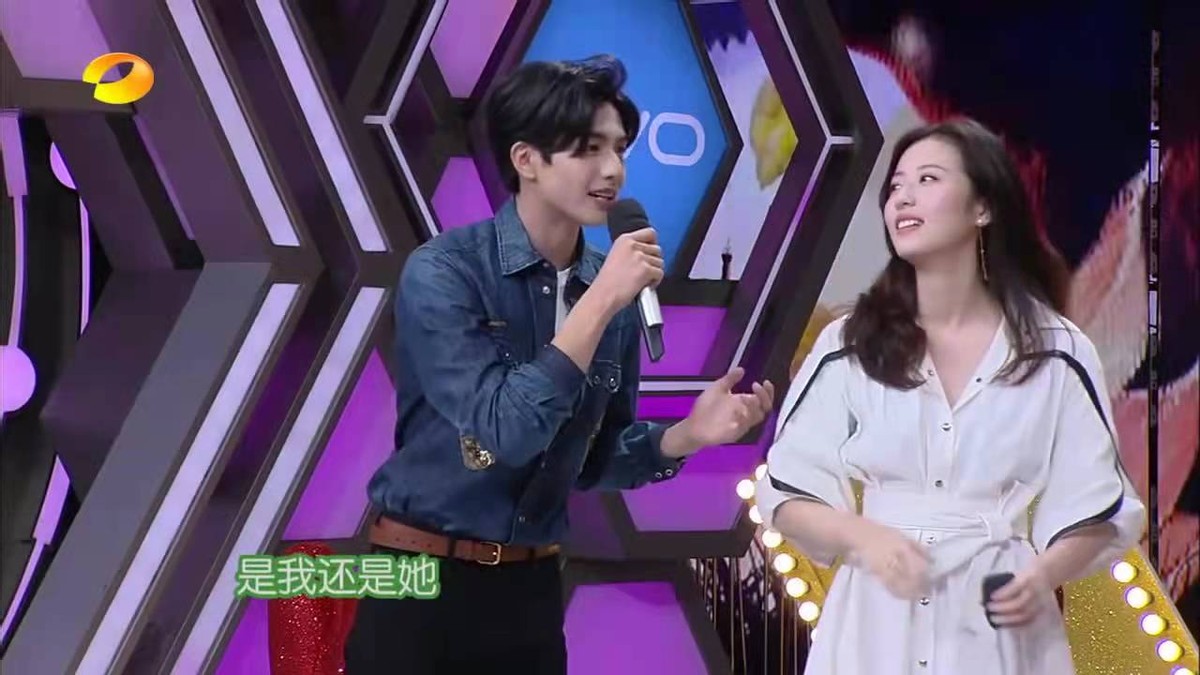 周雨彤|周雨彤：被水枪呲到脱妆，素颜一点都不像27岁的人