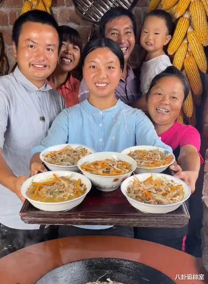 黄牛|牛爱芳夫妇又翻车?用黄牛耕地,意外暴露小腿纹身,网友:社会人