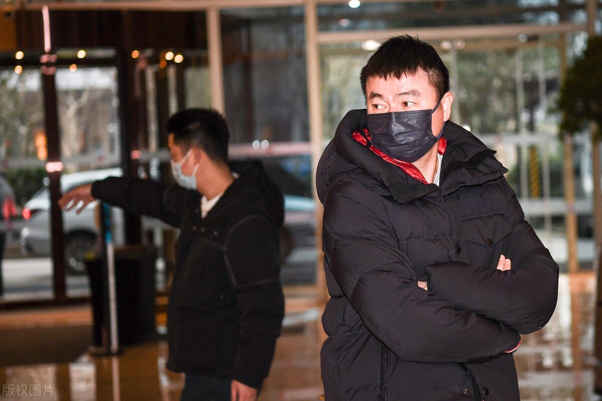 郑智|“鹏一期”9名教练抵达上海，李霄鹏衣品被吐槽，郑智上衣很吸睛