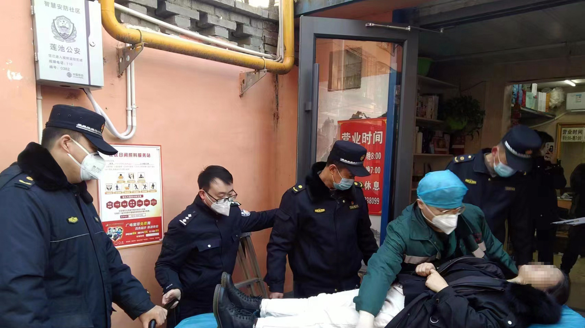保定一理发店男子持刀伤人，5名城管队员挺身擒凶，4人是退役军人