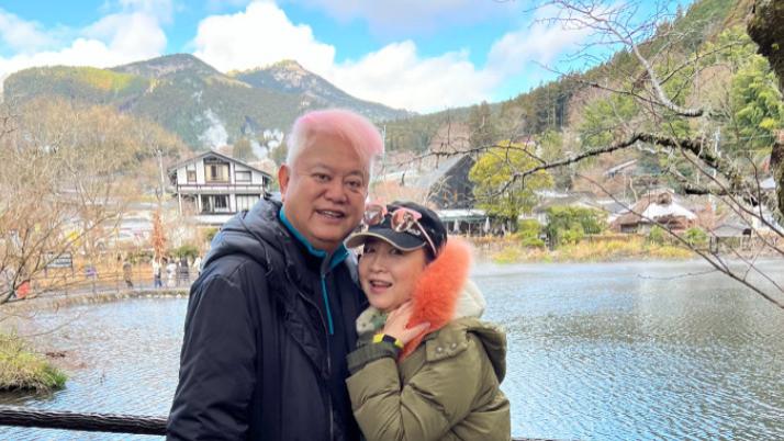陈百祥|陈百祥携妻子到日本旅游！湖边互相依偎太甜蜜，无儿女生活潇洒