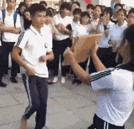 手办|“保洁阿姨把我珍藏的手办碰倒了又接回去了,结果这画风我笑了。”哈哈哈哈