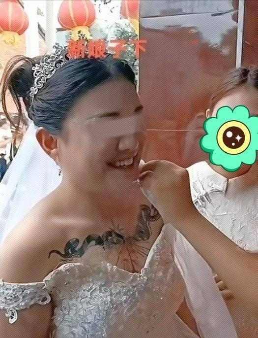纪实:新娘胸口纹两“蛇”,新郎脸色复杂,网友:大姐已退出江湖