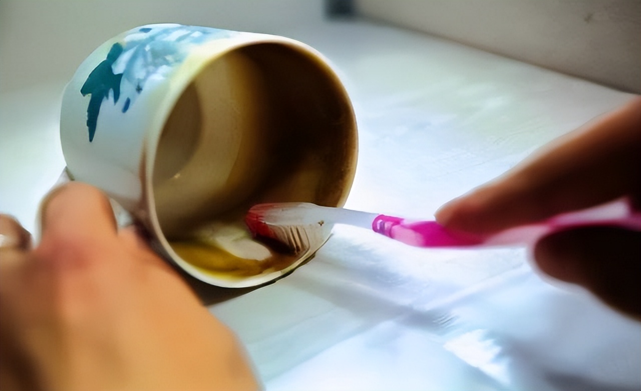 茶杯“太深”没法洗?老保姆教你1个小妙招,污垢自己掉下来