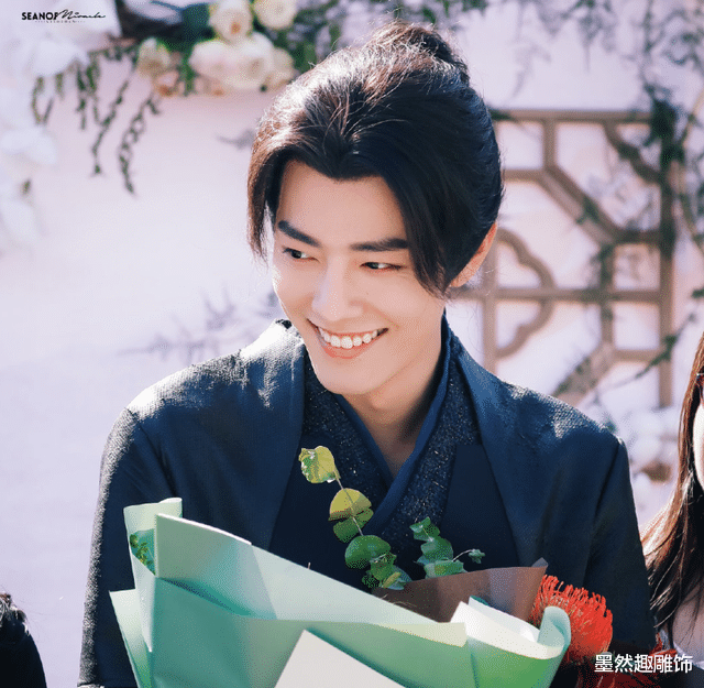 肖战|肖战获年度人气男演员奖，北京日报发文官宣，肖战录视频表示感谢