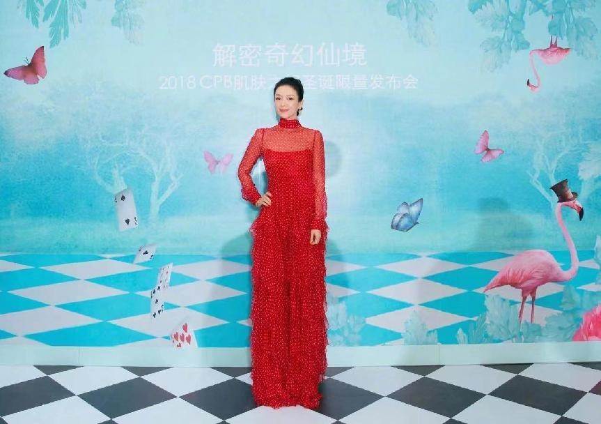 章子怡 年过40的章子怡没有中年样，穿红裙扎高马尾好年轻，少女感十足