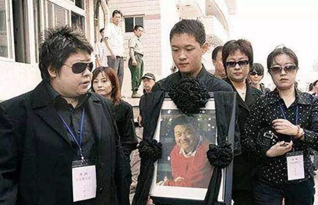 戴安娜王妃|葛优：自己“丁克”半辈子，却帮傅彪养了17年儿子，他图什么？