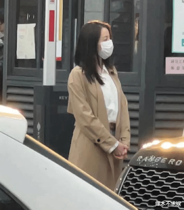 迪丽热巴|迪丽热巴再被偶遇，这次换了一种新风格，围观群众看出她的人气