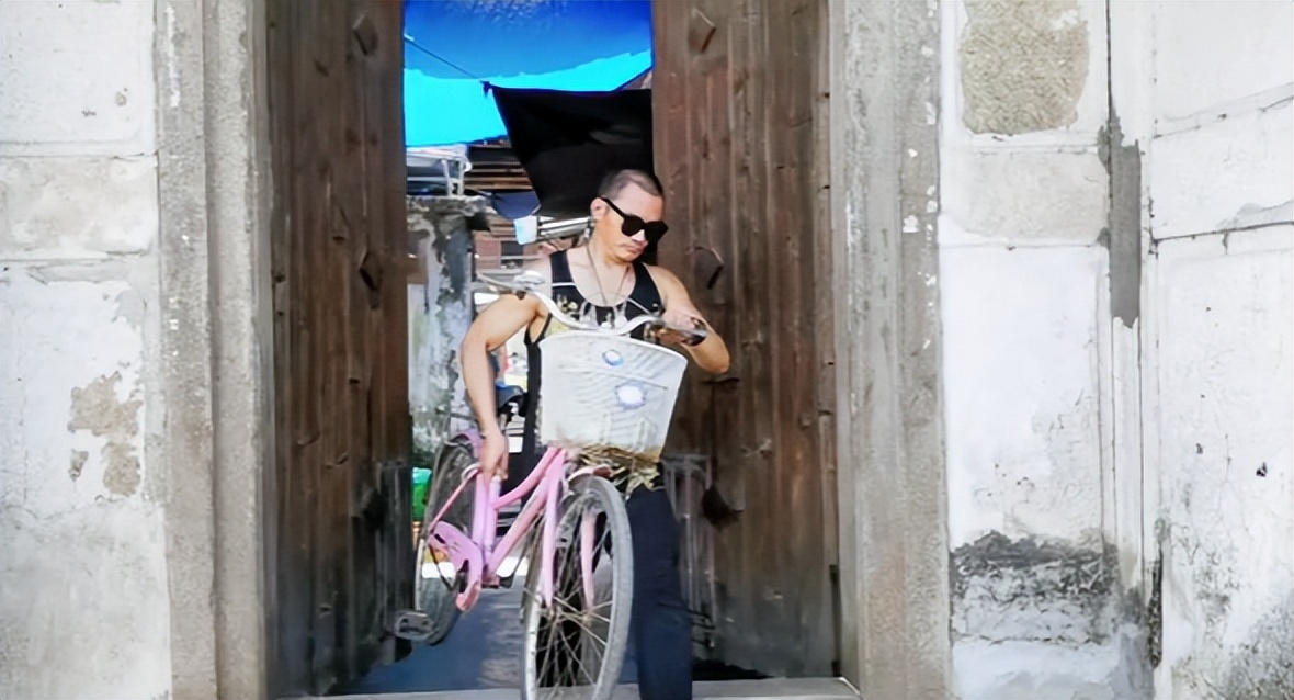 托尼-贾|巨星托尼贾回潮汕农村探亲!骑破旧单车出门逛,和小孩坐地上玩闹