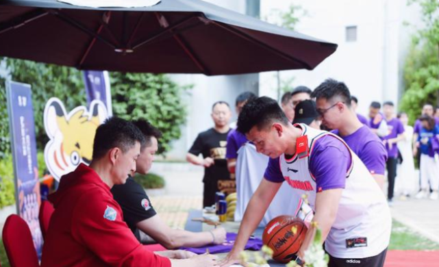 广东男篮|周琦去向敲定！广东宏远王牌主动降薪，两大顶薪合同拨云见日