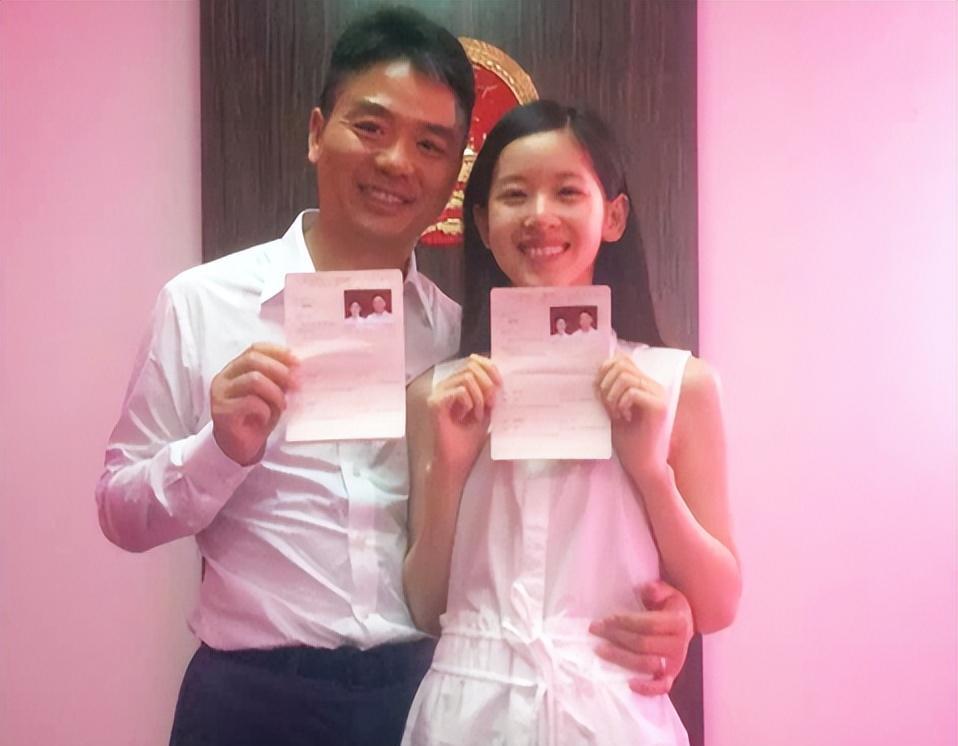 章泽天|章泽天2胎携全家英国待产，刘强东亲自抱女儿上车，引发移民猜想