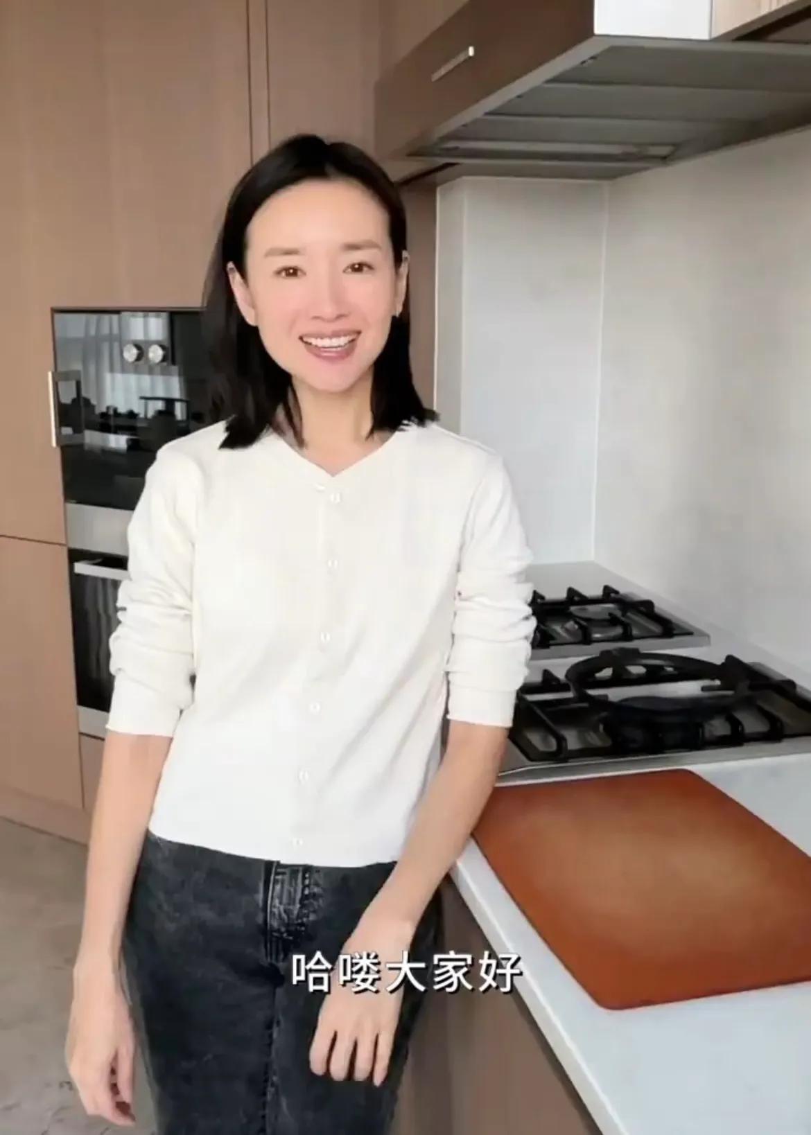 董洁|董洁下厨做美食，儿子顶顶故意不捧场，母子俩“斗嘴式”互动可爱