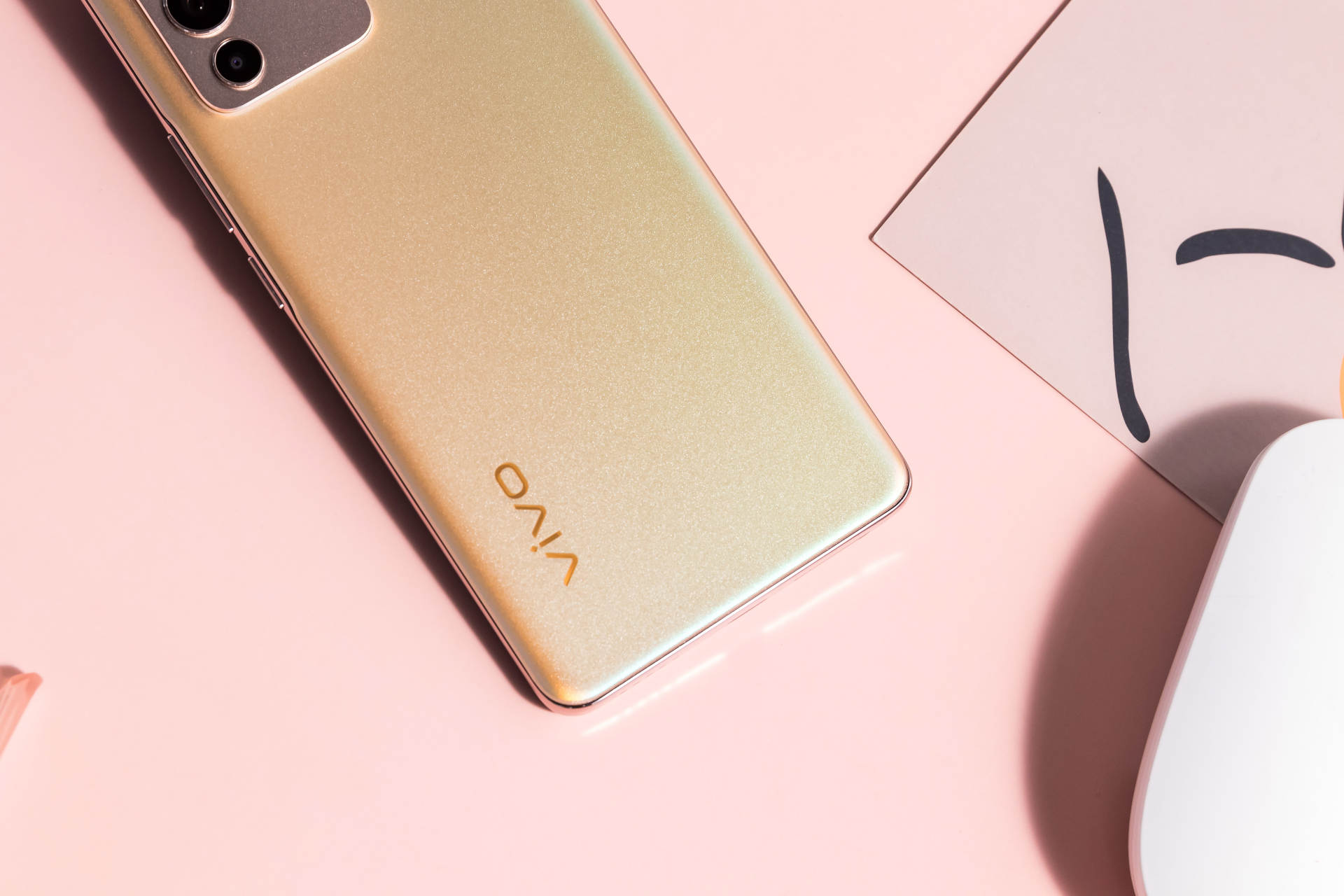 iPhone|优秀影像与高颜值并具，vivo S系列最新机型成功俘获小姐姐芳心