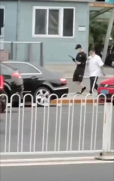 王一博|网友北京偶遇王一博逛街,黑色装扮尽显高挑身材