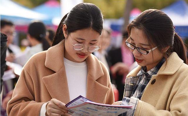 成都销售公司开表彰会，一女子月收入98万，网友质疑：读书有用吗