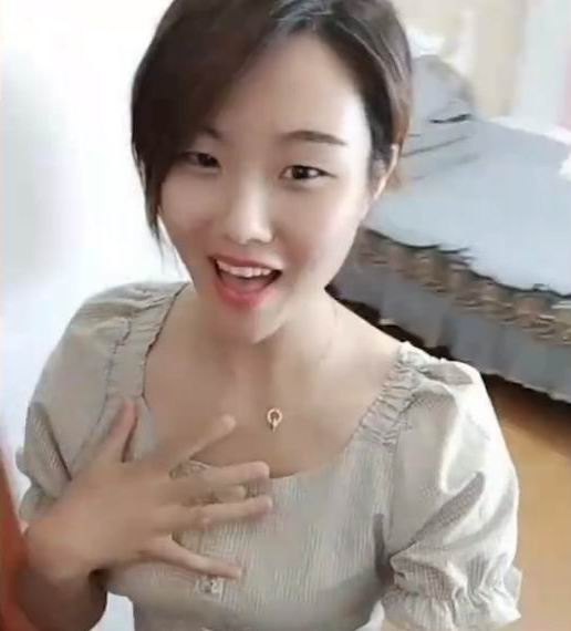 女孩|80后丑男娶年轻漂亮妻子，坐拥百万粉丝，成为吃到天鹅肉的癞蛤蟆