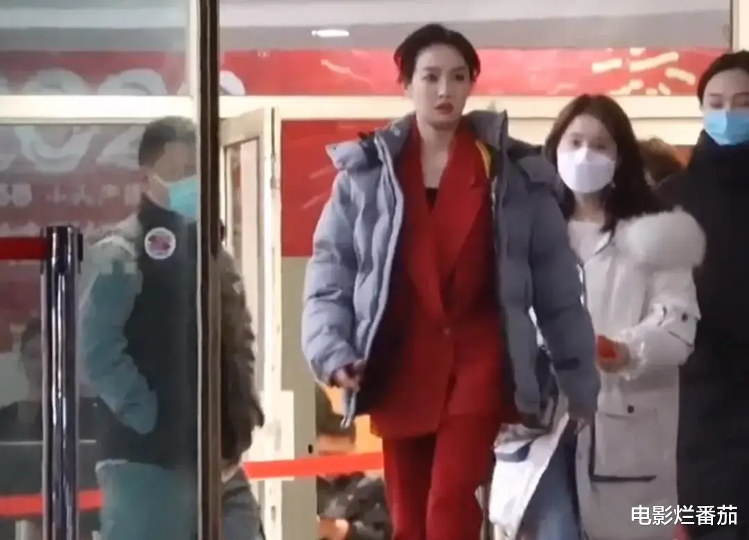 春晚|春晚四次联排：赵丽颖一笑迷人，张小斐美目顾盼，朱一龙走路生风