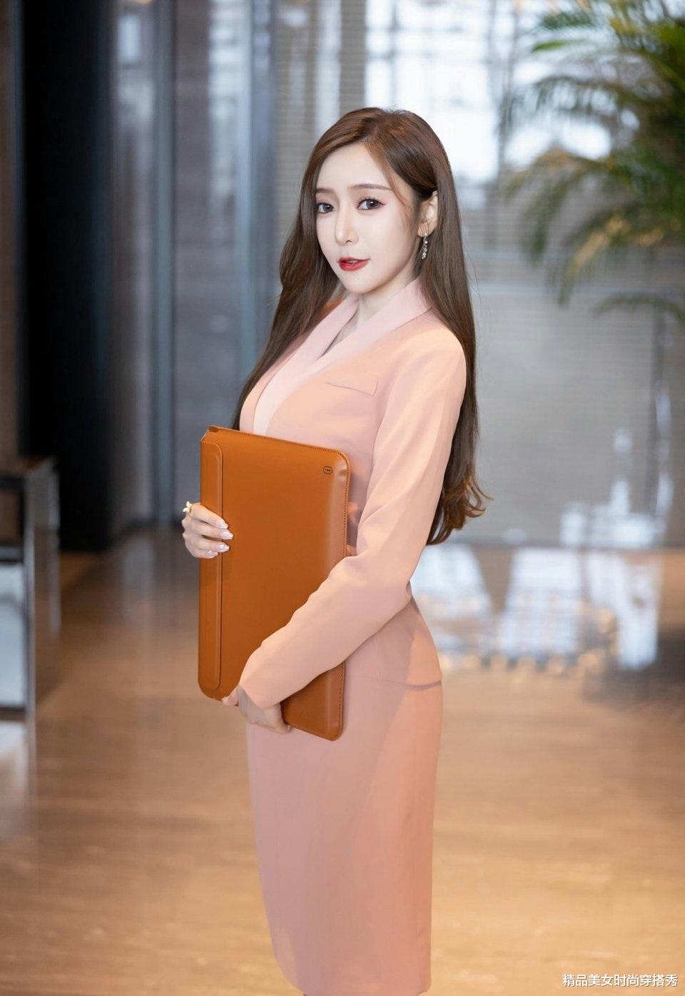 西装|穿西装的小姐妹们,快来看看这款西柚色的西装套装吧