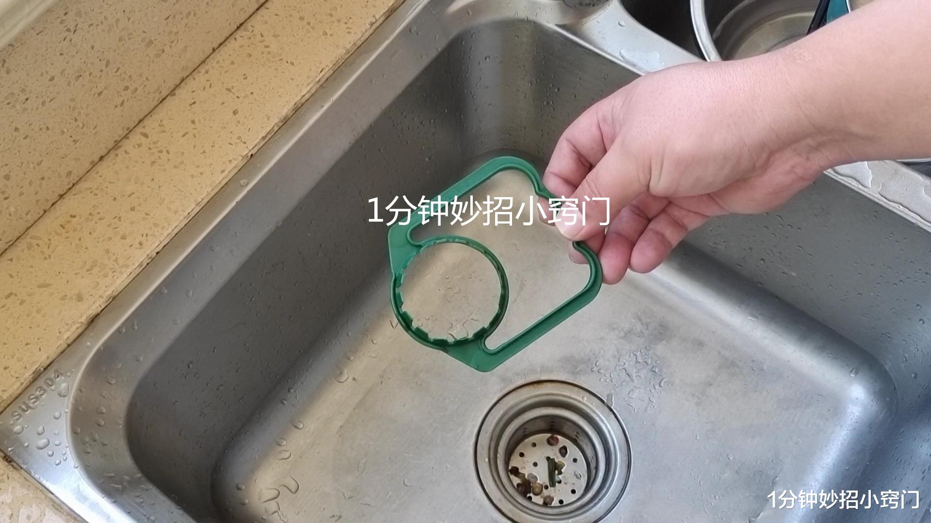 洗碗池上放一个油桶提手,作用太妙了,现在才知道,既方便又实用