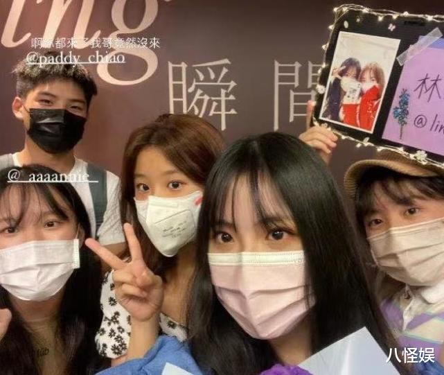 梧桐妹|贾静雯大女儿与同学聚会，16岁梧桐妹染黄发穿露背装，太过成熟