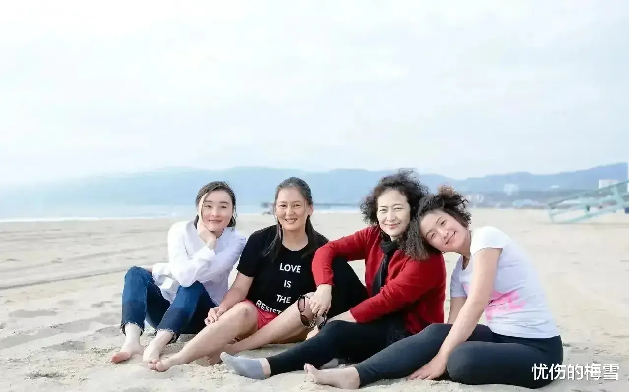 小姐姐|吴越和闺蜜许娣、黄澜沙滩相伴！闺蜜四人同框太幸福