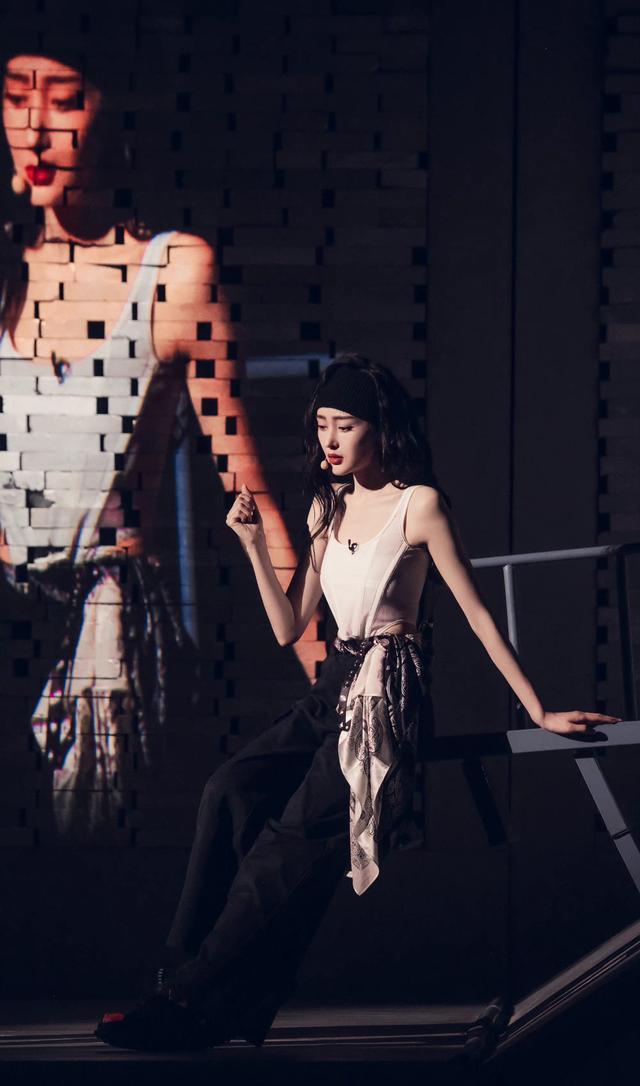 张天爱|张天爱这组图片真美,大气感同时也有高冷感!