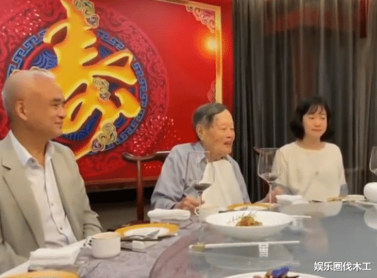 |100岁杨振宁脊椎骨裂入院!躺病床仍强撑工作,翁帆母亲前来看望