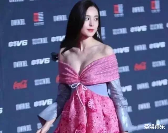 古力娜扎|娜扎有多美?身穿蝴蝶裙参加活动,网友:张翰眼光真不赖