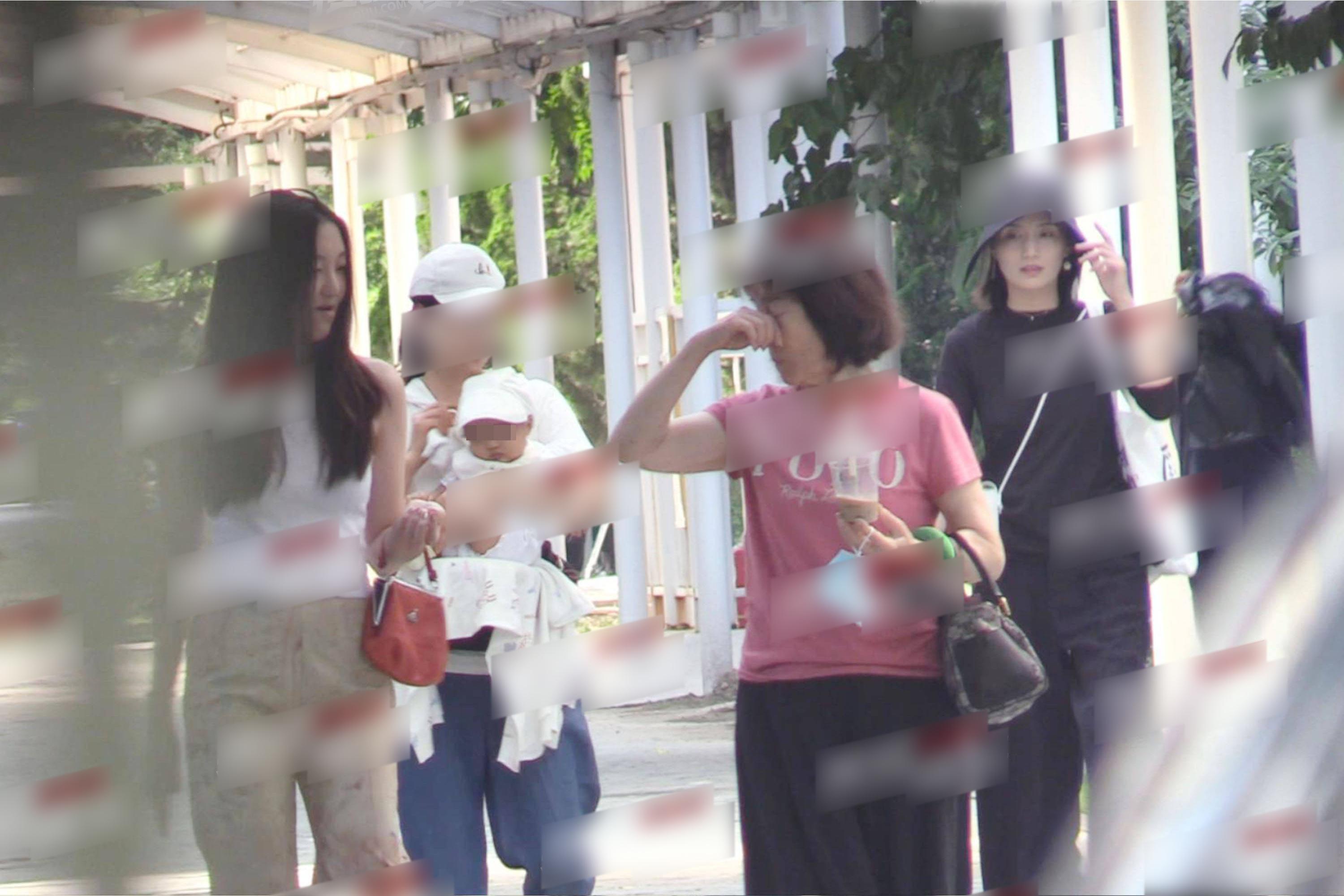 李嫣|海哈金喜带女儿散步，孩子五官随爸爸李亚鹏，长得太像姐姐李嫣了