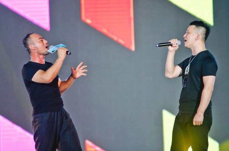 黄西|春晚红透半边天的组合，如今兄弟二人分道扬镳，一个继续唱歌，另一个回农村了