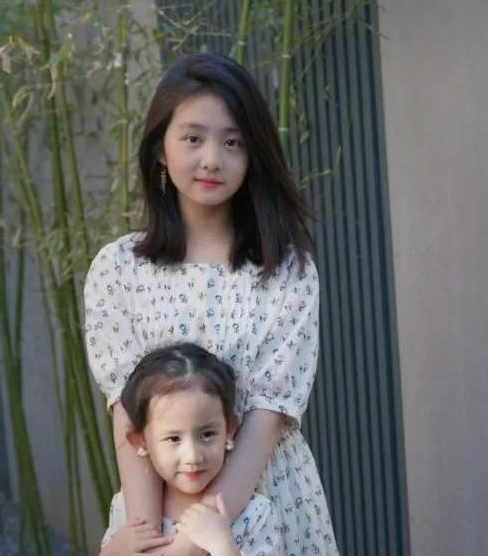 黄磊|黄磊第一次带着小女儿来到镜头前,身穿白色毛衣,一脸严肃硬朗。