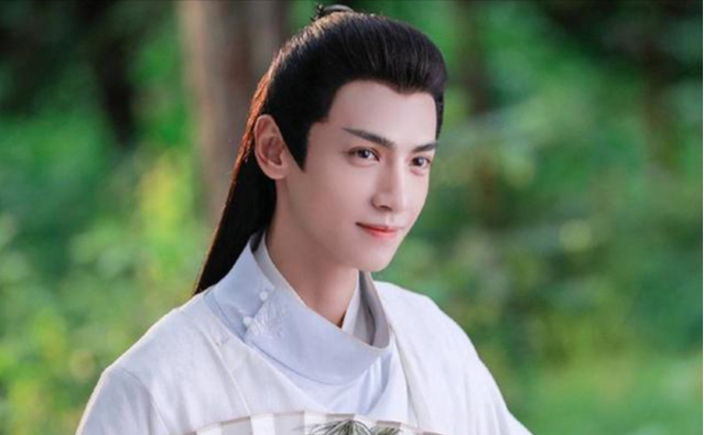 减脂 “古装男神”任嘉伦：最新亮相瘦脱相，网友直呼别学罗云熙