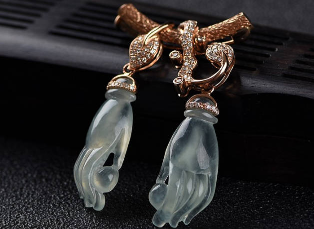 翡翠|欣赏翡翠饰品，对于雕刻也有一定的讲究，好工匠可以变废为宝