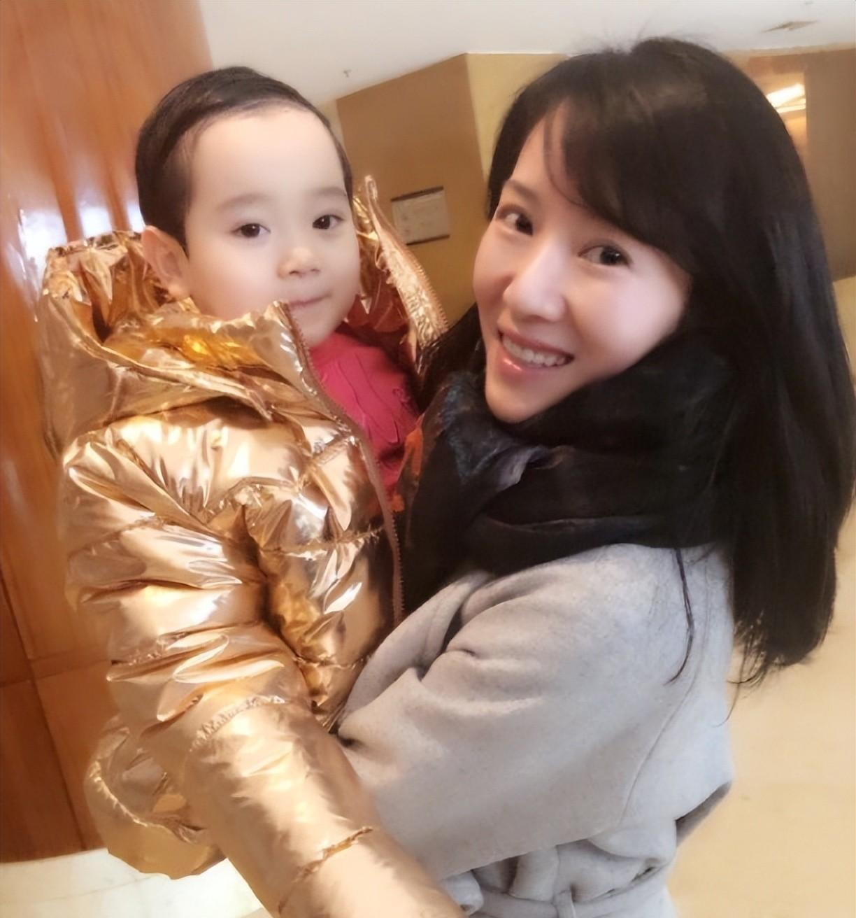 李念|李念和51岁富豪老公罕见合照，生俩娃脸还嫩得像少女，笑靥如花