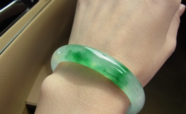 翡翠|购买一款翡翠饰品,一定要从心里认定它,不要过多的进行比价