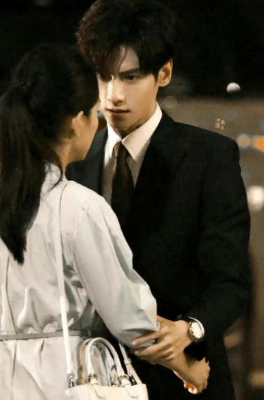 追光者|短短八天,就登上了热搜首位,网友:这是我第一次看了这么久的恋爱电视剧