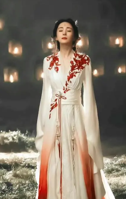 杨幂|杨幂涂山红红路透流出，经典狐狸眼梦回仙剑