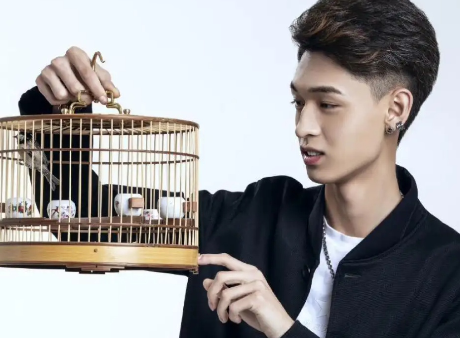 相声|秦霄贤半路出家，相声基本功差，形象在内娱众星中一般