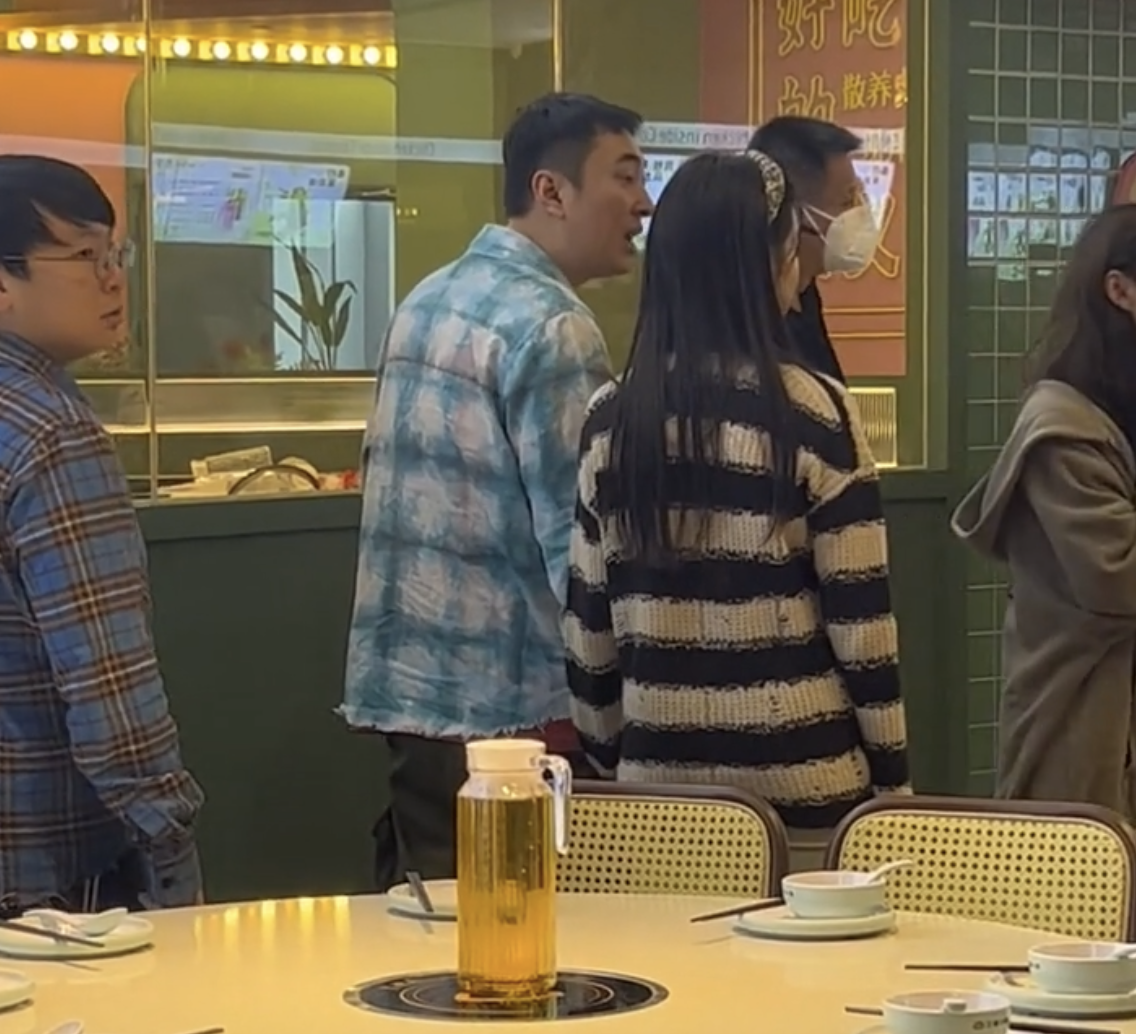 王思聪|王思聪牵手新女友现身海南!对方娇小可爱只有20岁